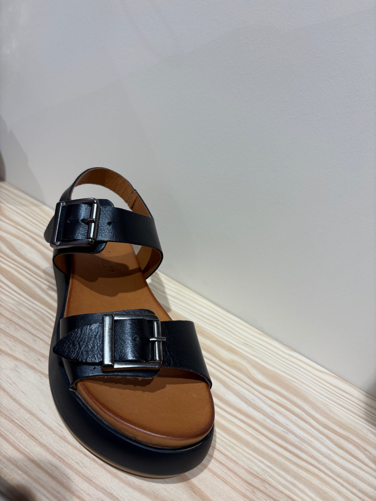 Sandales compensées Etauliers cuir noir Coco Abricot
