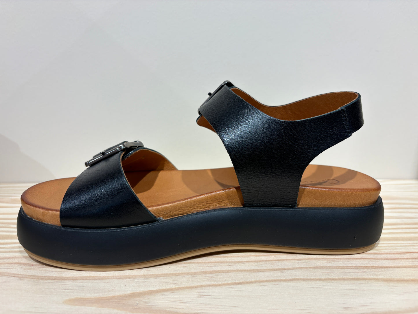 Sandales compensées Etauliers cuir noir Coco Abricot